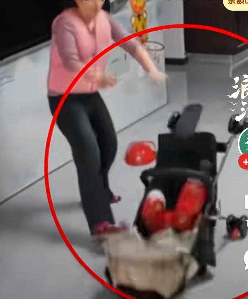 河南一两岁半女童，婴儿车后翻导致后脑勺着地摔伤，宝宝往婴儿车上一躺，婴儿车直