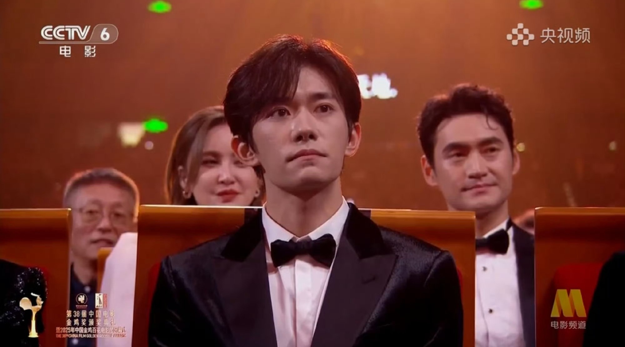 很难不怀疑袁弘位置是主办方刻意安排的！这个梗年年用好无聊，有点对影帝的实力不尊重