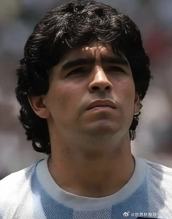 足坛历史技术型中场梯度排名！大家认同吗？第一梯队：球王级马拉多纳：公认的“球王”