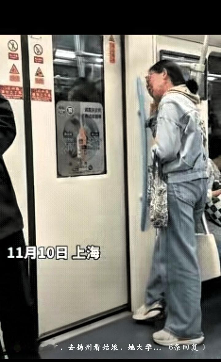 太让人心疼了！地铁车厢里，有乘客拍到一位女子在掩面哭泣。她戴着眼镜，挎着个帆