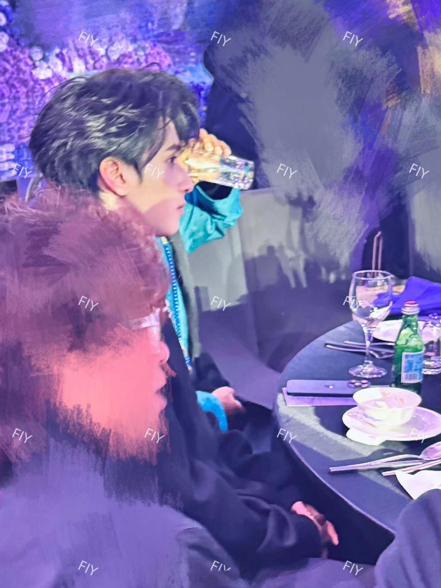 黄子韬婚礼上的严浩翔最新照片🆕严浩翔黄子韬婚礼主桌​​​