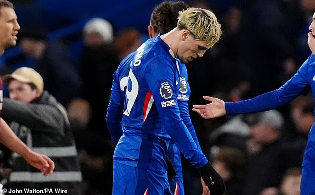 小雷&内维尔: 加纳乔踢得糟糕透顶, 他在的边路被彻底打穿