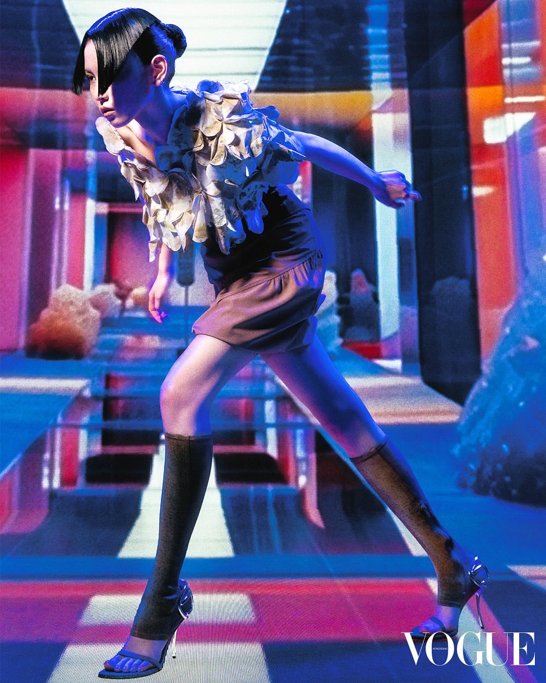 港版《VOGUE》以“AI与科技重塑时代”为主题拍摄的一组时装大片，在未来感的光