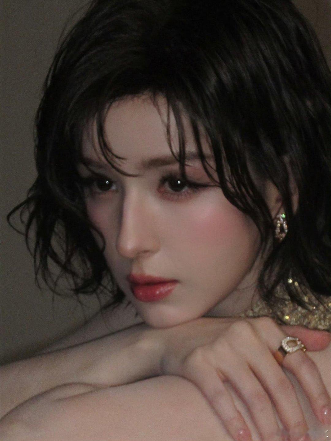 哈妮克孜首条语音微博哈妮克孜短发谁能拒绝又酷又软的双重魅力！全新短发剪裁干净利