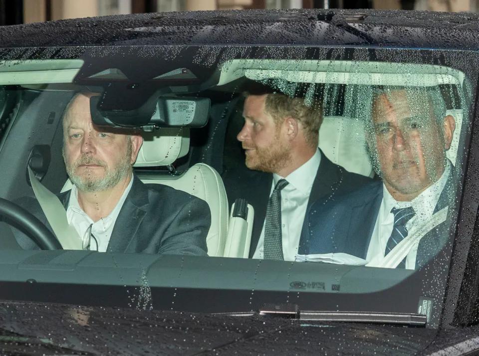 哈里王子和查尔斯昨天见面了！英国王室这出宫斗剧，算是暂时迎来父子破冰的画面。记者