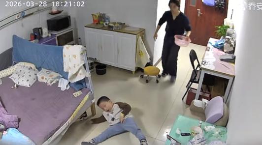 5岁男孩从小瘫痪不会走路，28日晚，妈妈把孩子放到床上便去端水给孩子洗脸，回来竟