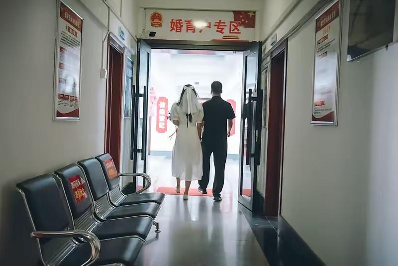 49岁女子给78岁老人做保姆，第一晚两人就同住。老人的儿子表示，父亲每个月有80