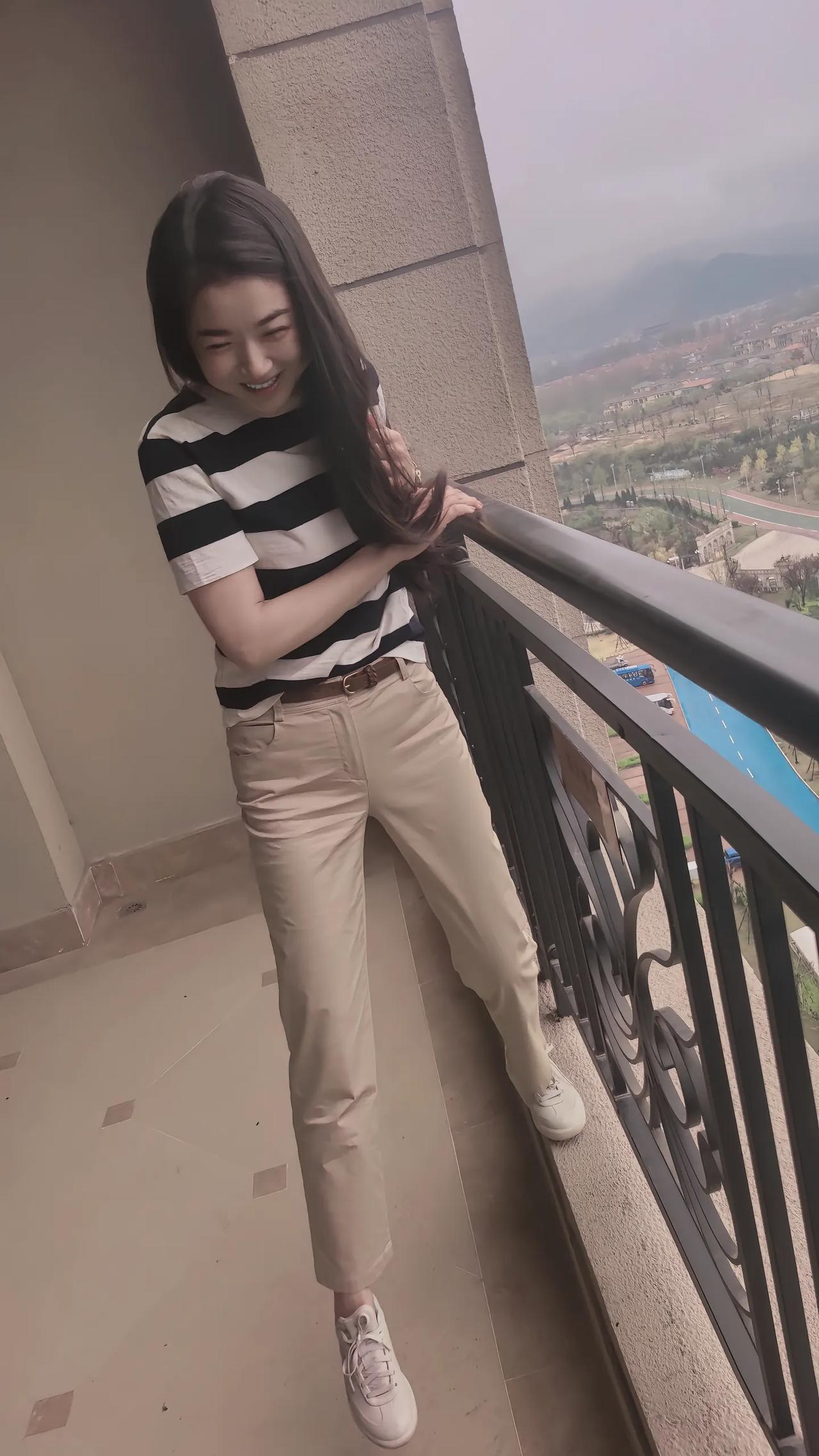 倚栏远眺，山色入画来。