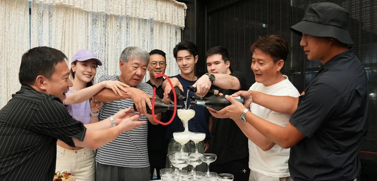 哈哈哈！找一找张本在哪里，网友也太搞笑了，张本发朋友圈晒了《藏海传》庆功宴，结果