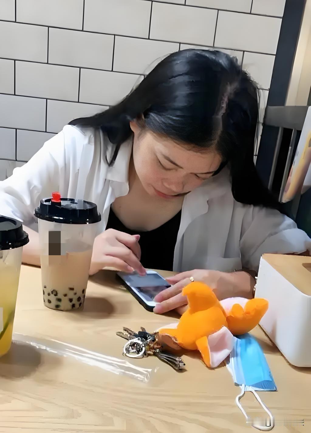 “老好人的代价！”浙江，女子和2个同事很要好，可2个同事闹掰，一天，女子想喝奶茶