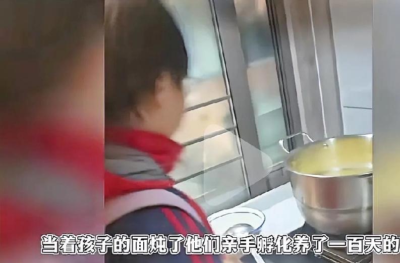 记一位母亲砸孩子储蓄罐买金镯子后，山东菏泽的一位宝妈，在两个孩子去上学的时候把孩