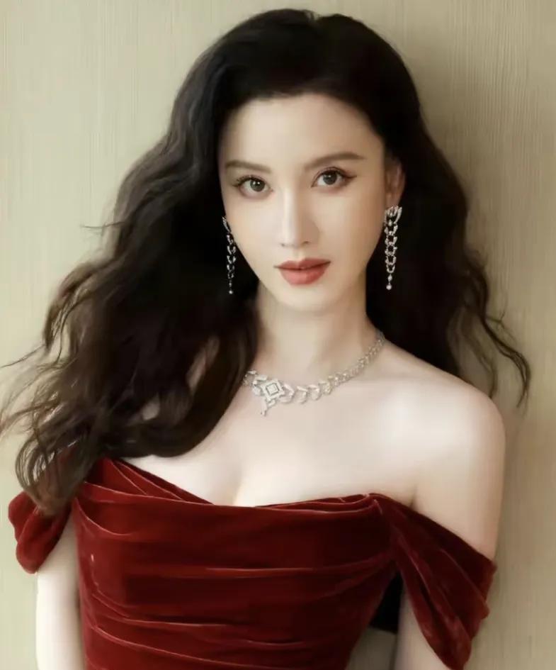 黄杨钿甜要是真因为230万耳环事件塌房的话如果说最烦恼的人是李昀锐的话那么张