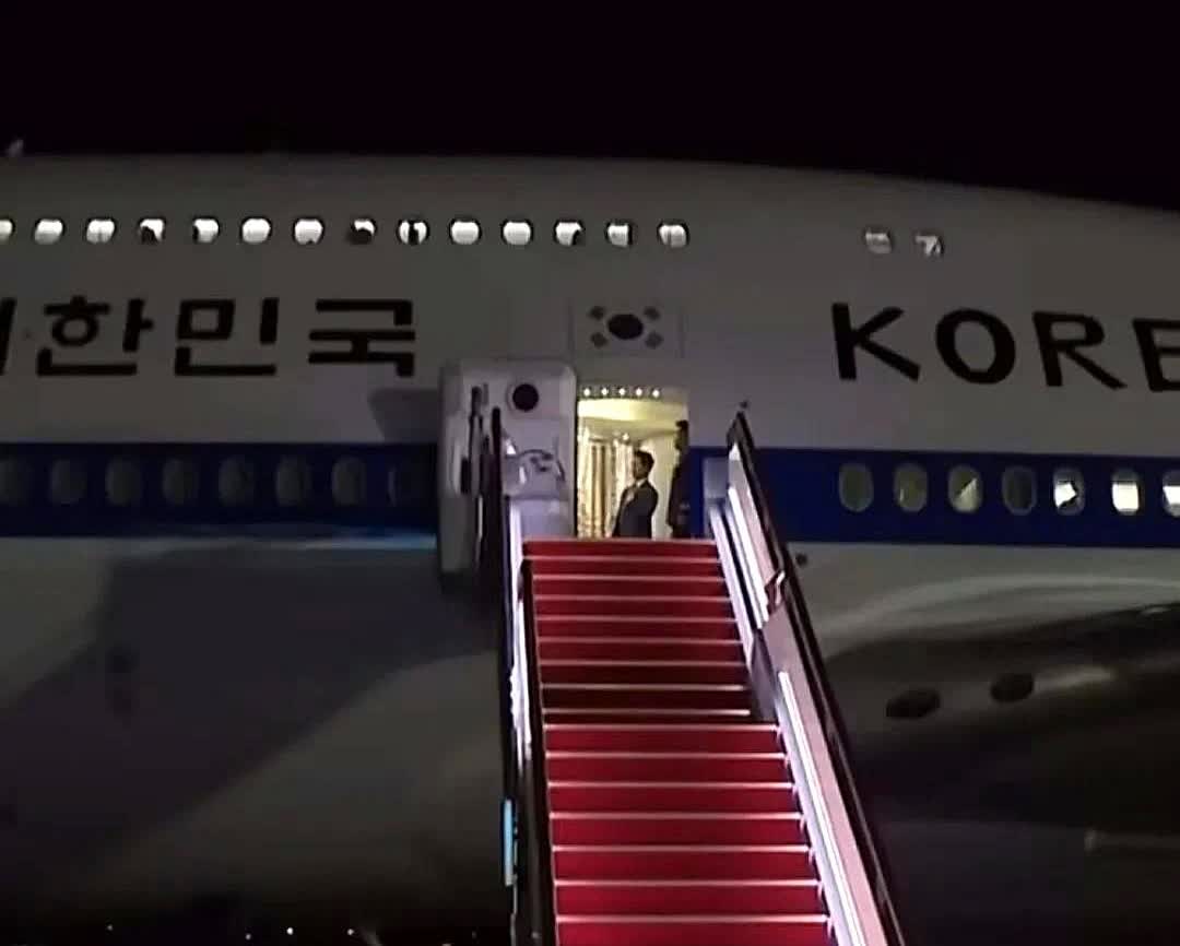 李在明夫妇结束G7峰会后乘坐专机回到韩国。舱门刚推开那会儿他正跟地勤人员