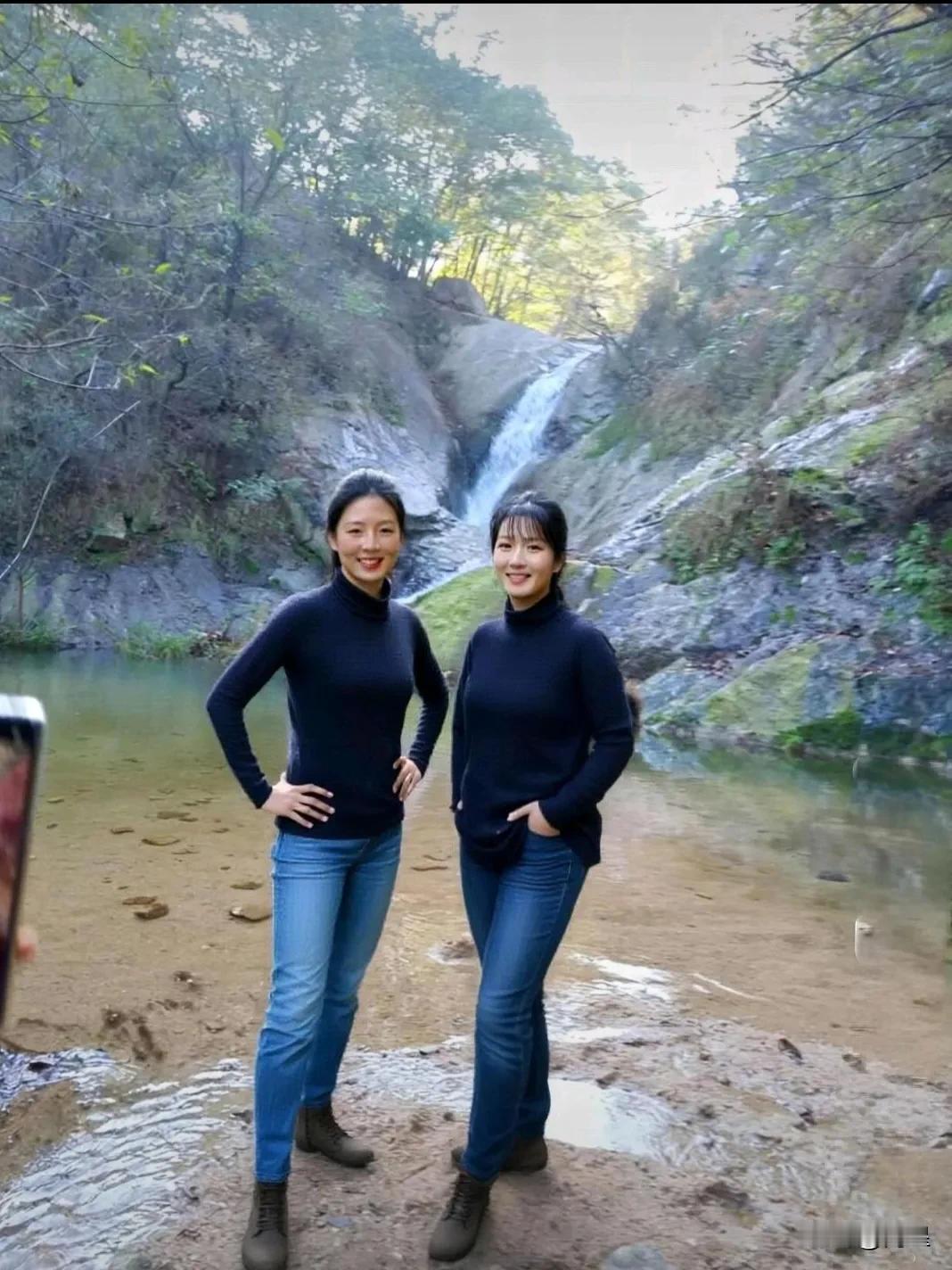 明月松间照，清泉石上流。竹喧归浣女，莲动下渔舟。随意春芳歇，王孙自可留。小溪，瀑