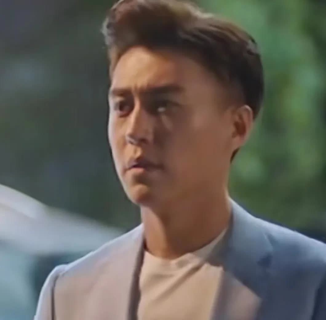 演员靳东说：“有次拍戏，一个演员迟迟进入不到状态，还吊儿郎当的，我给了他三次机会