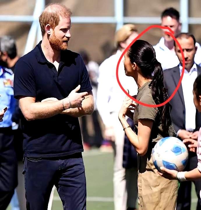 谁能想到，梅根当年在王室，最头疼的事竟然是打理头发。她天生是厚卷发，王室要