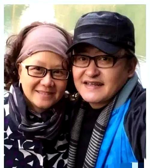 刘欢走了一年多了吧，卢璐那边一直没什么动静。网上有人翻出他俩当年的事儿，说俩人