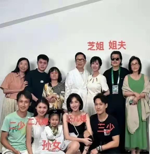赵雅芝晒全家福，和两个儿子像兄妹，孙女没有继承奶奶的美貌！​​​