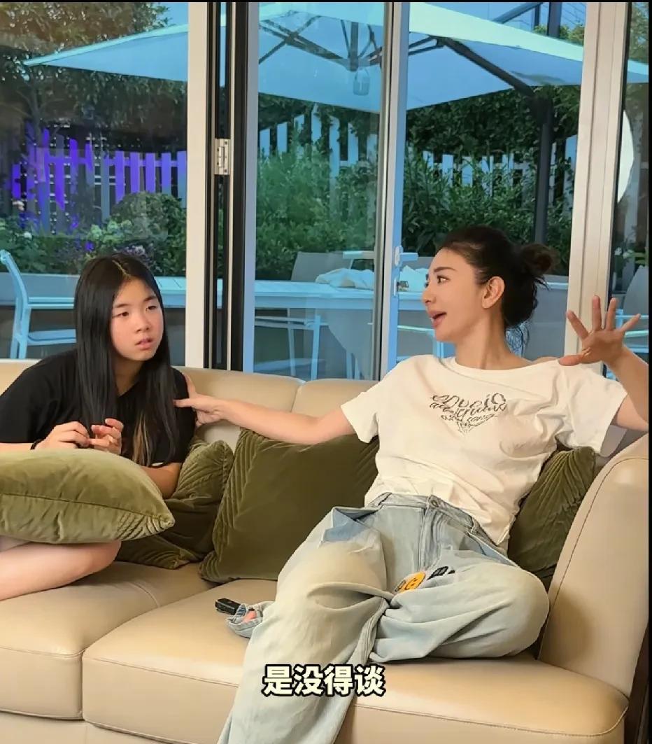 黄奕和女儿的这段对话太有看点了。7月18日黄奕分享和12岁女儿铛铛的日常，铛铛不