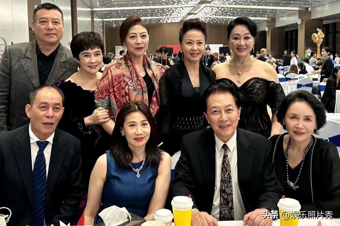 一众“老戏骨”，论气质岳红和王姬在两边没能“压住”她！唐国强稳坐C位，旁边是