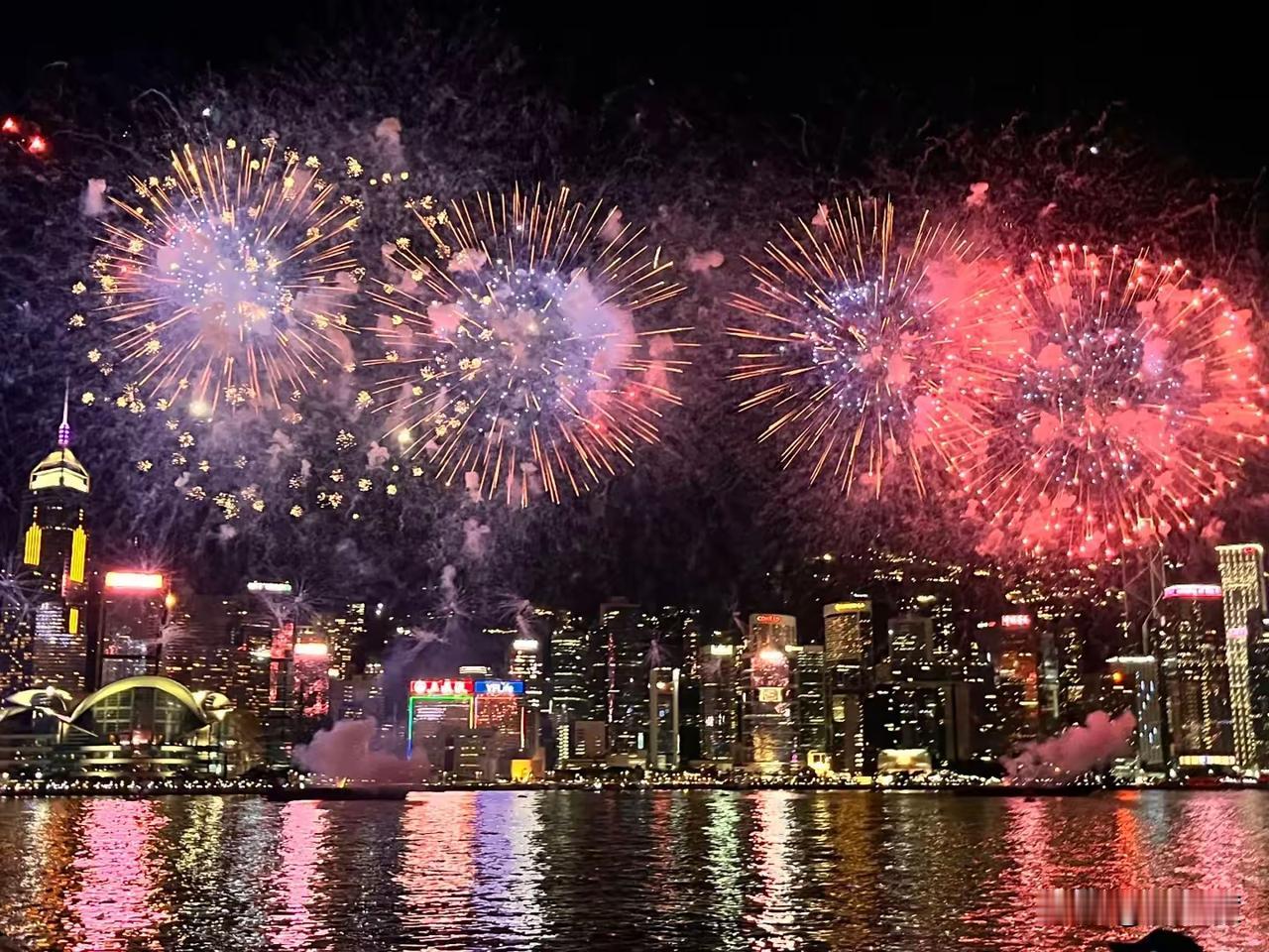 香港取消延续多年的烟花迎新活动！我举双手赞成！香港每年在12月31日2