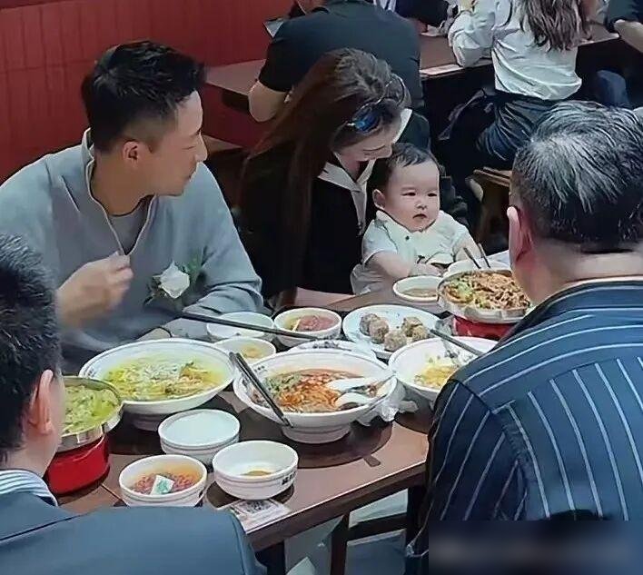 汪小菲两口子带儿子在麻六记吃饭，结果全场没人看老板，全盯着那个小孩儿。小汪宝一点不认生，谁逗都笑，还