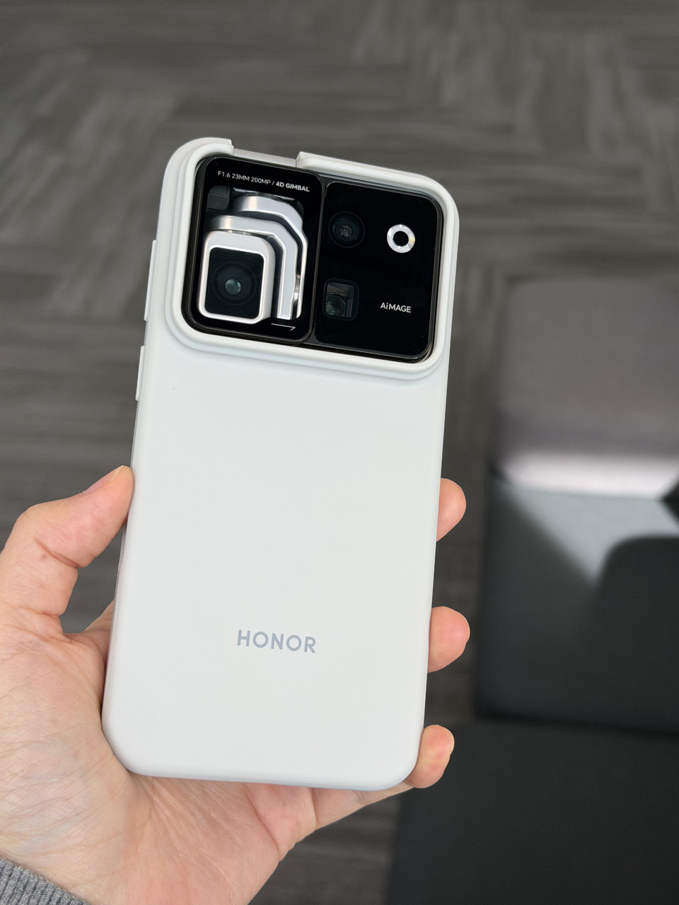 荣耀RobotPhone这机械云台，还是要尽量避免磕碰，千万不要用手去硬掰镜头