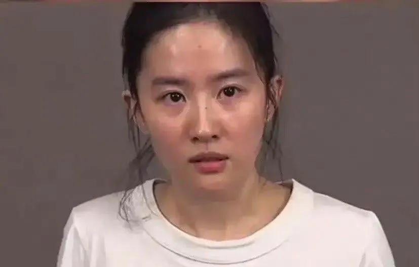卸了妆的刘亦菲，你还觉得漂亮吗？这样的颜值满大街都是，一抓一大把，脸上的皮肤跟普