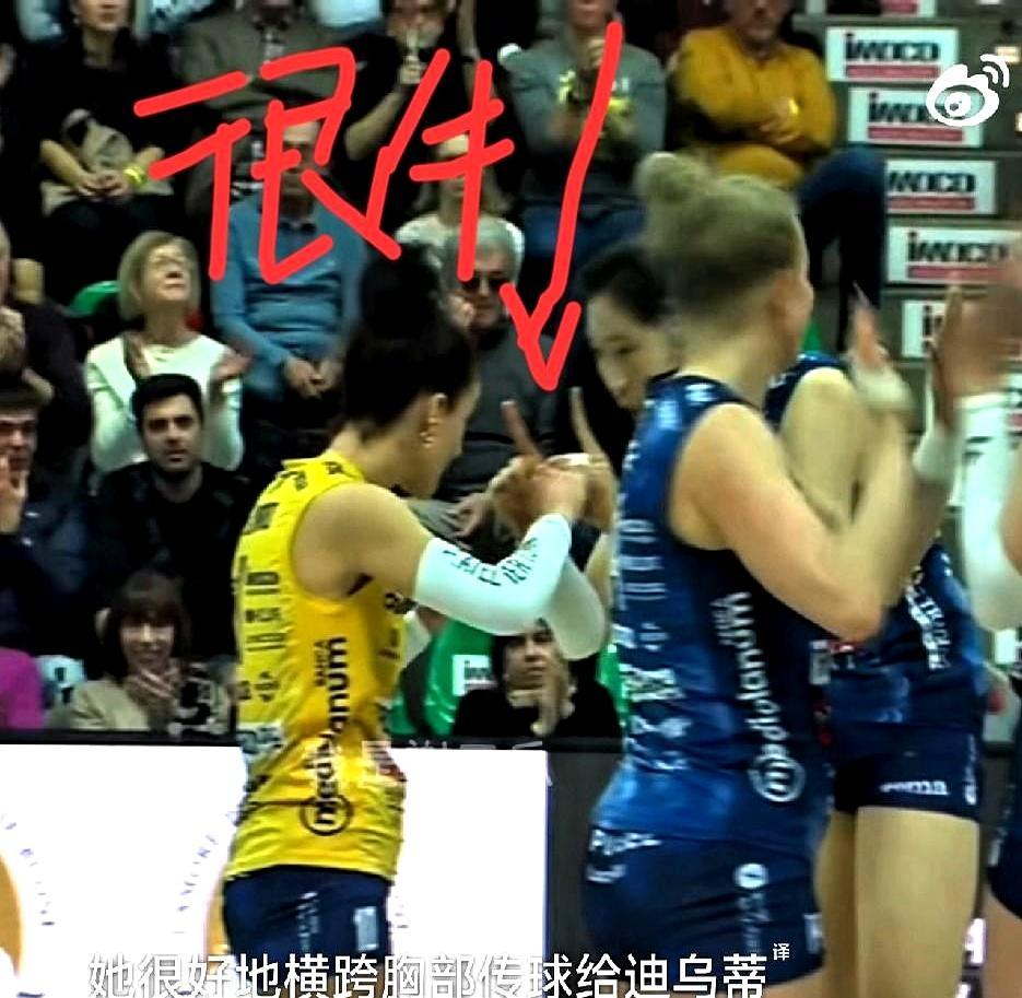 意甲又一场3-0，科内利亚诺把人打懵。朱婷扣完最后一球，转身冲德吉纳罗比出