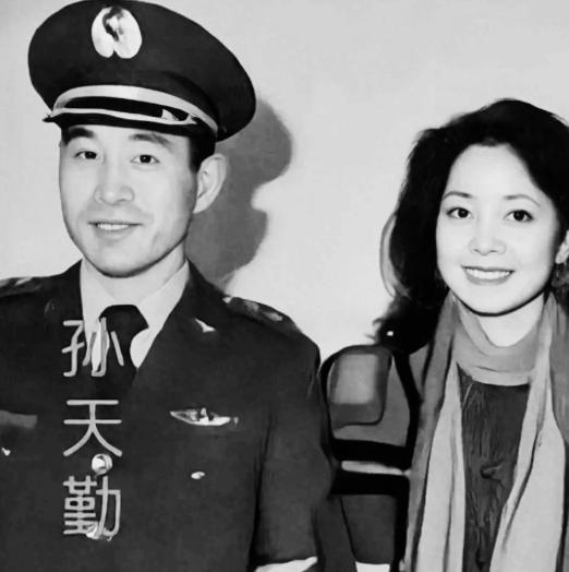 1983年，叛徒孙天勤，镜头中的他穿着军装，嘴角微扬，露出一丝笑容。 孙天勤