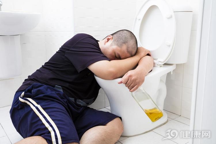喝酒点菜有讲究! 这3种下酒菜, 一口比一口伤身
