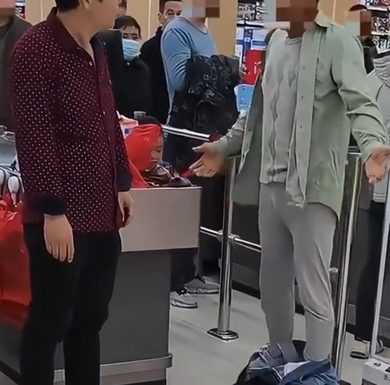 11月9日，一老人到安徽省合肥巢湖市柘皋镇的“佳易购玛特”超市购物。在离开时，出