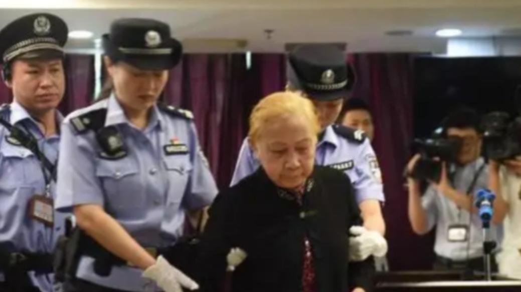 2017年，广东83岁老太太将60粒安眠药碾碎放入儿子的粥里，用勺子喂进儿子嘴中