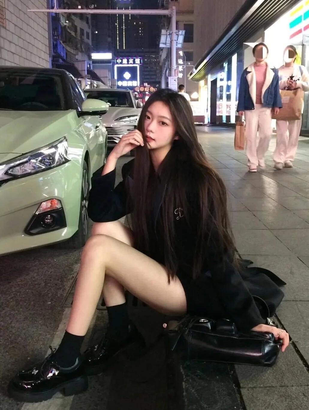 城市的霓虹揉进晚风，街边的浪漫不需要剧本