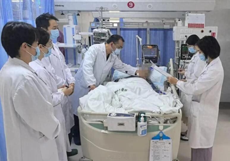 30岁的小伙子，牙疼愣是硬扛了一周，最后直接住进了ICU。这事听着吓人，但在急诊