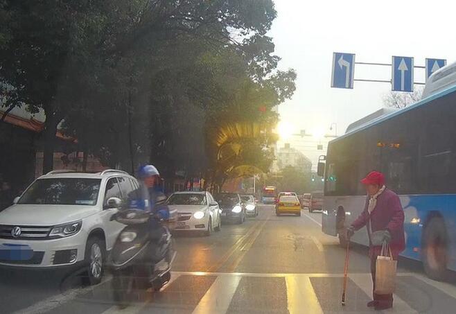 秦皇岛市民随手拍动车不礼让行人可获红包