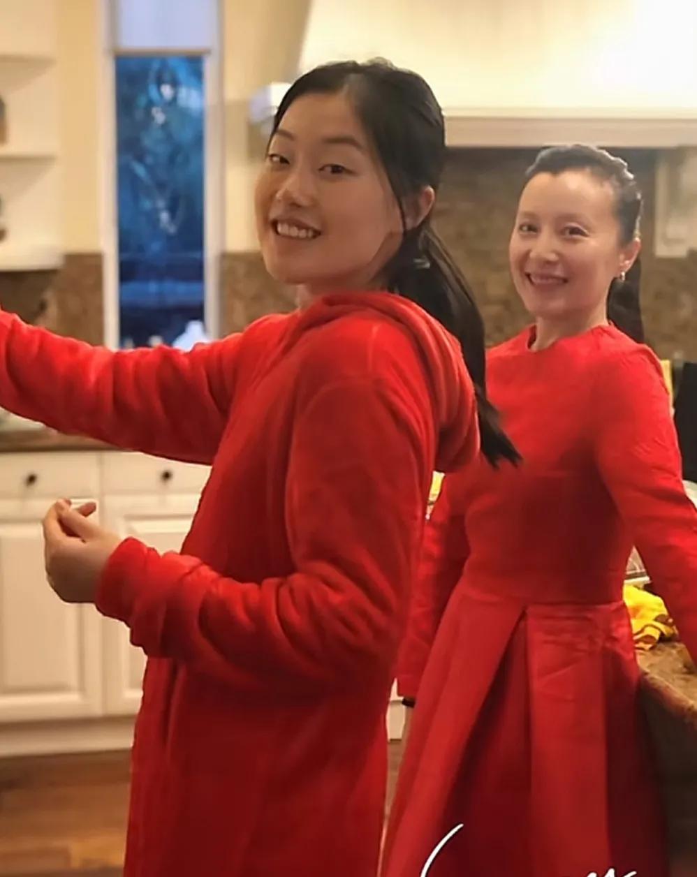 “可云”徐露罕晒家庭照，23岁女儿长相清秀似妈，将从美国大学毕业！5月13日，