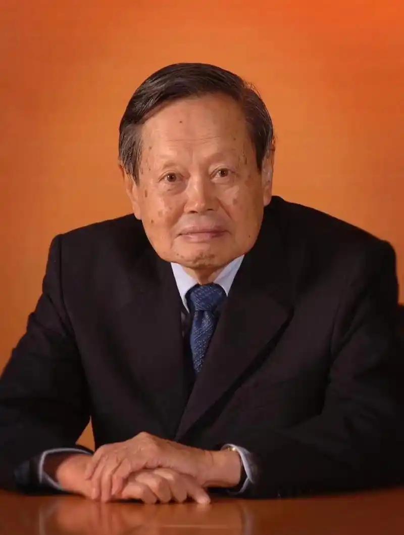 巨星陨落，杨振宁先生永垂不朽！2025年10月18日12时，一颗科学巨星悄然
