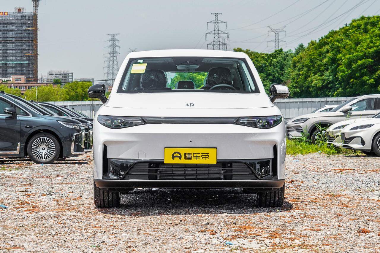 老婆想买个能装又不颠的SUV。我们跑了三趟4S店，试驾了零跑C10和AIONi