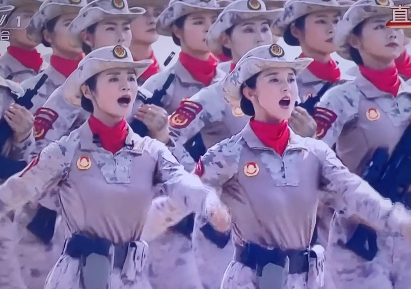 女兵们化着精致的妆容，煞是好看！不过本大妈更喜欢看小麦色肤色，军人的肤色。别喷