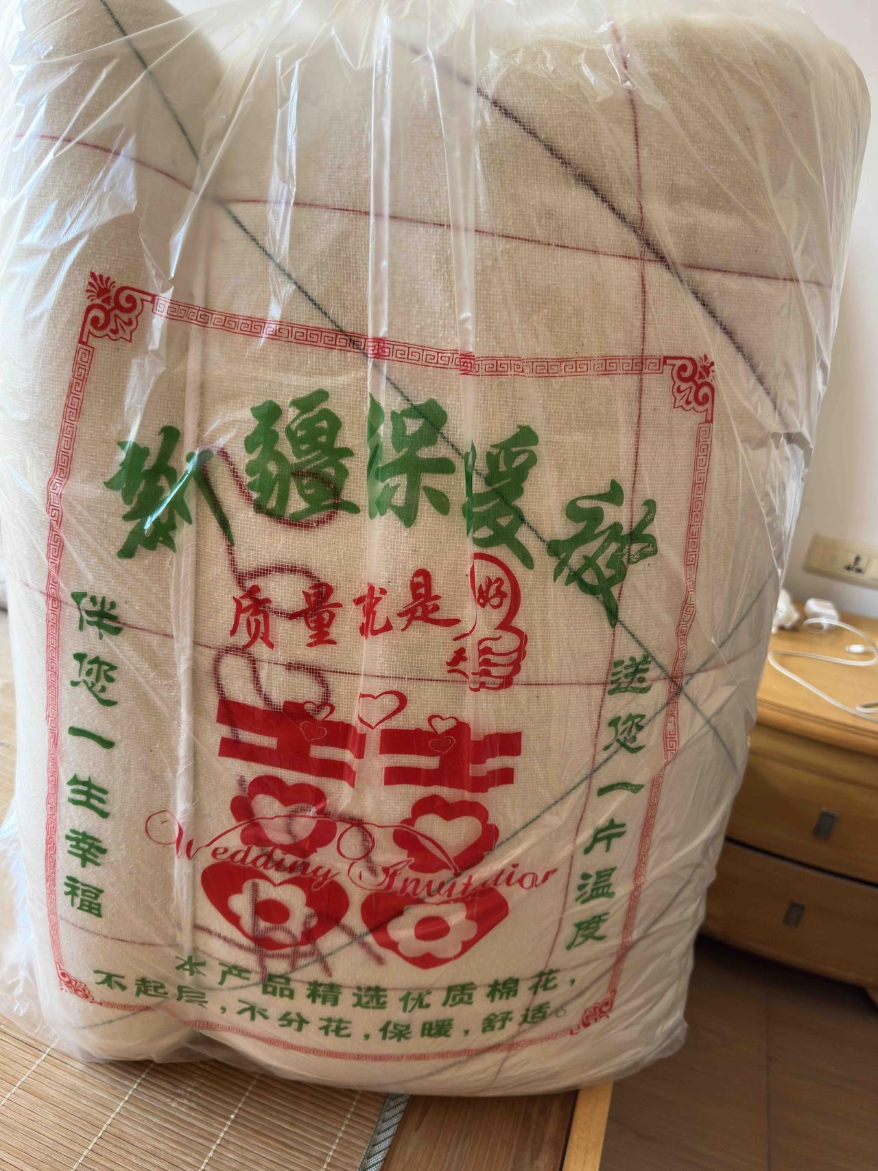 “新弹的棉被不要拿到太阳底下暴晒！”古老的棉被店，几十年弹龄的老师傅急急地送来一