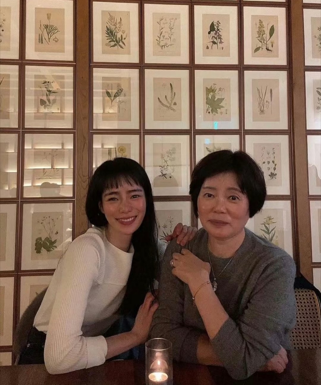 林智妍和妈妈，她的眉毛好奇怪