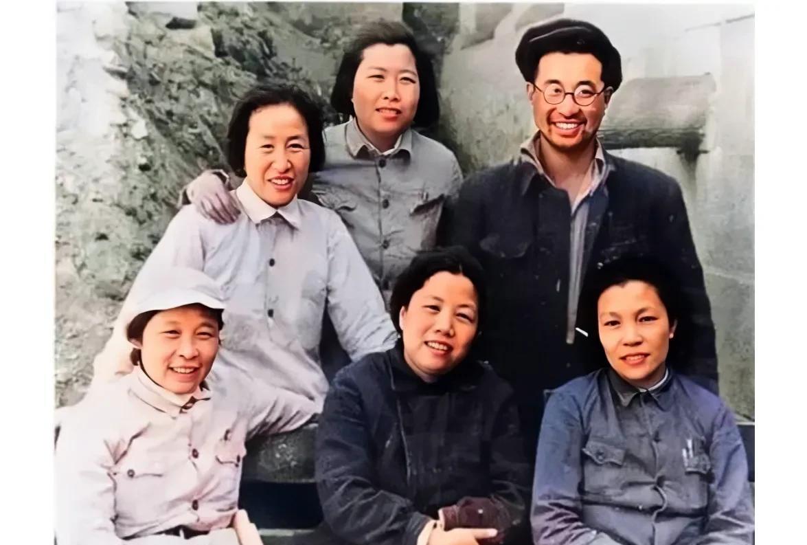 这是陈赓将军与五位女同志在延安的一张合影老照片，拍摄于上世纪40年代初，这可不是