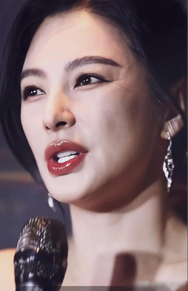 你刷到没？38岁张雨绮被骂断崖式衰老，她的回应绝了！浪姐录节目间隙，她叼着