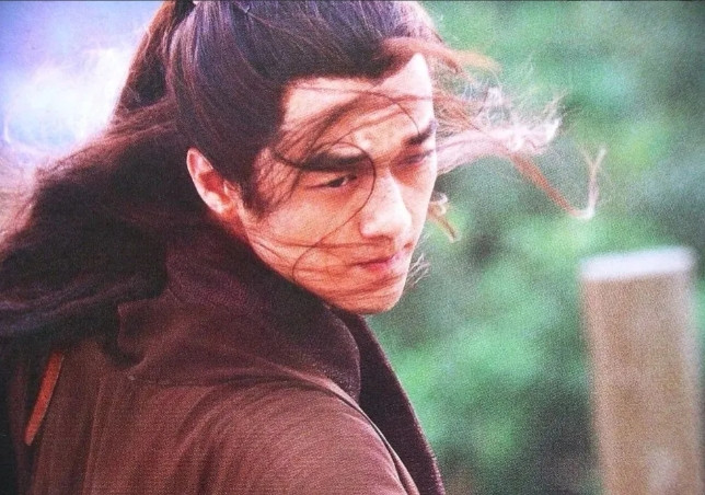 2000年，张纪中筹拍《笑傲江湖》，男主角刚到剧组就要求给他安排4个助理，结果拍