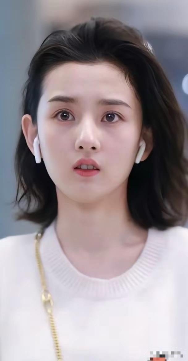 内娱应该找不着比宋祖儿的嘴巴更小的女星了，说实在，樱桃小嘴也未必好看啊。