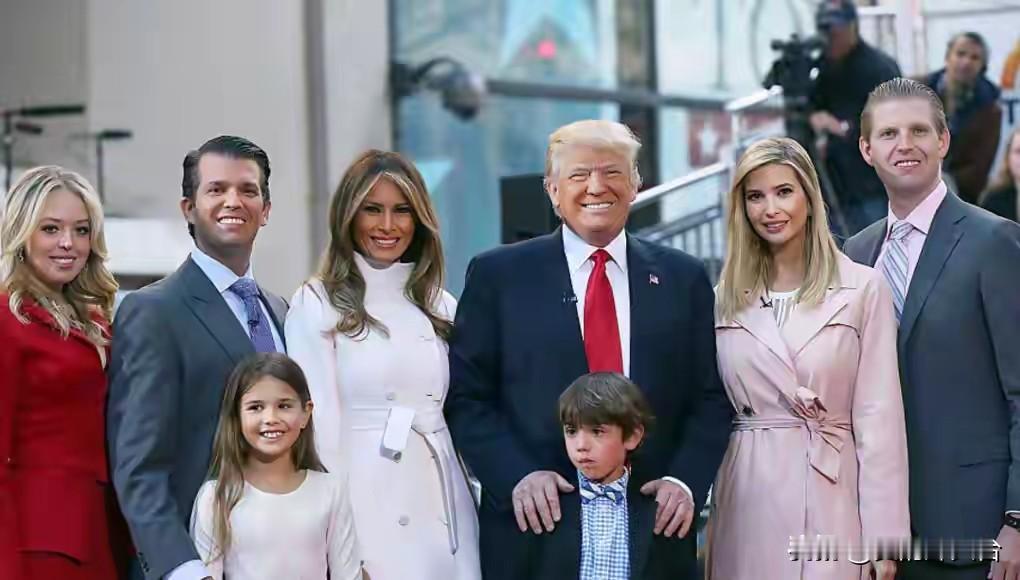 近日，《纽约时报》的爆料撕开了最丑陋的真相：重返白宫仅1年，特朗普及其家族狂揽1