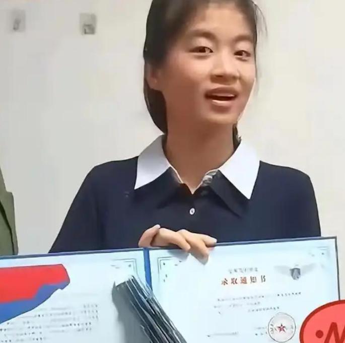 “光宗耀祖了！”女孩听到敲门声，心里还嘀咕着肯定是录取通知书到了。结果门一拉开，