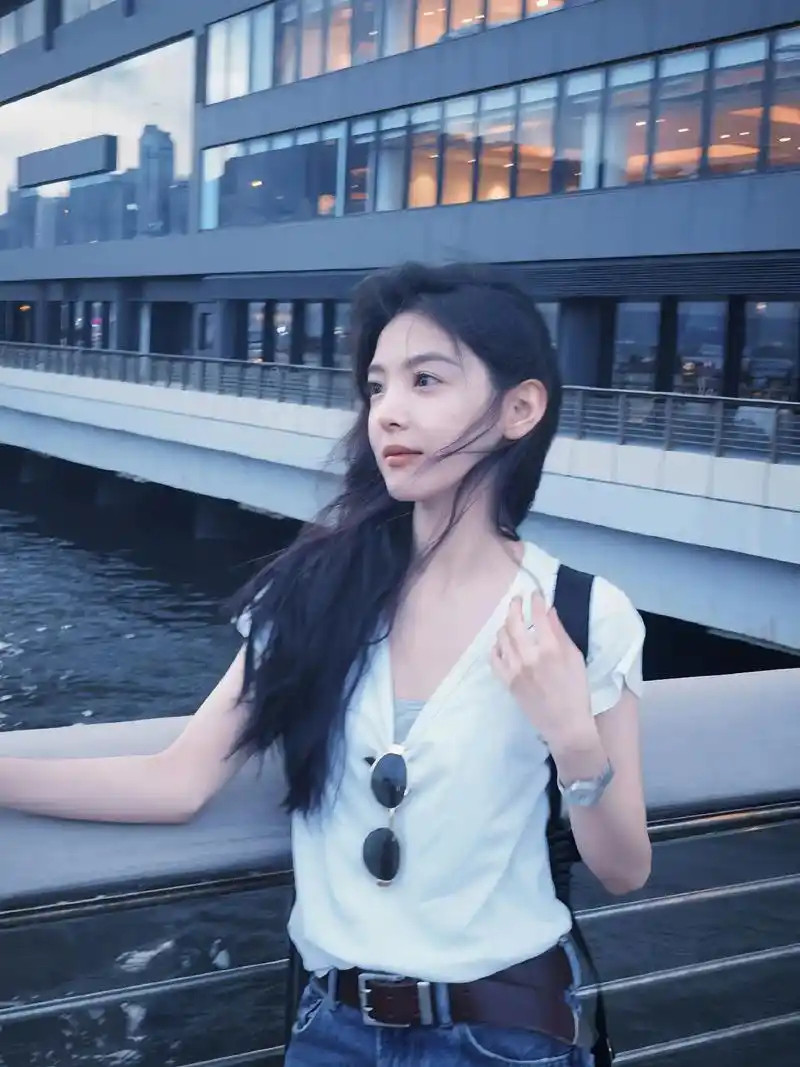 曹格章若楠太可爱啦章若楠是怎么做到这么好看？又好笑又有梗的！[大笑][大笑]
