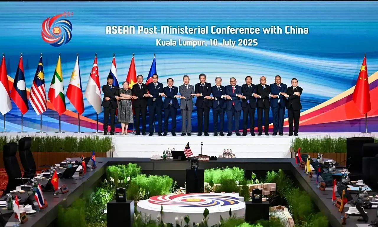 问当今谁最有资格、最有底气站在正中C位？答曰：唯我泱泱大国王毅外长也。对此媒体有
